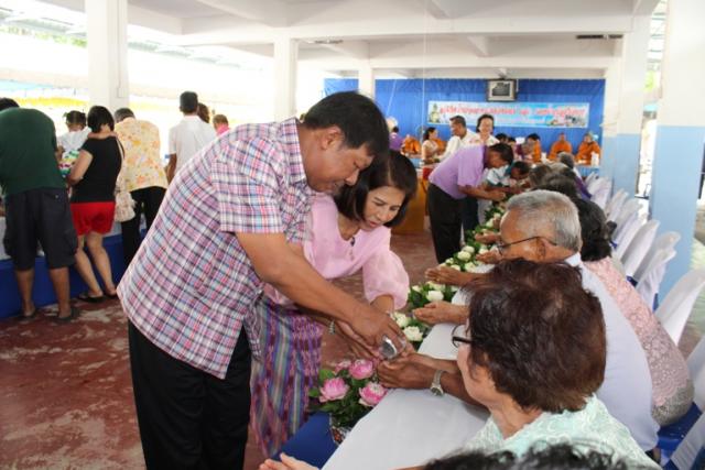 โครงการส่งเสริมสืบสานประเพณีวันสงกรานต์ ปีใหม่ไทย (รดน้ำดำหัวผู้สูงอายุและสรงน้ำพ่อท่านวัดจันทร์)