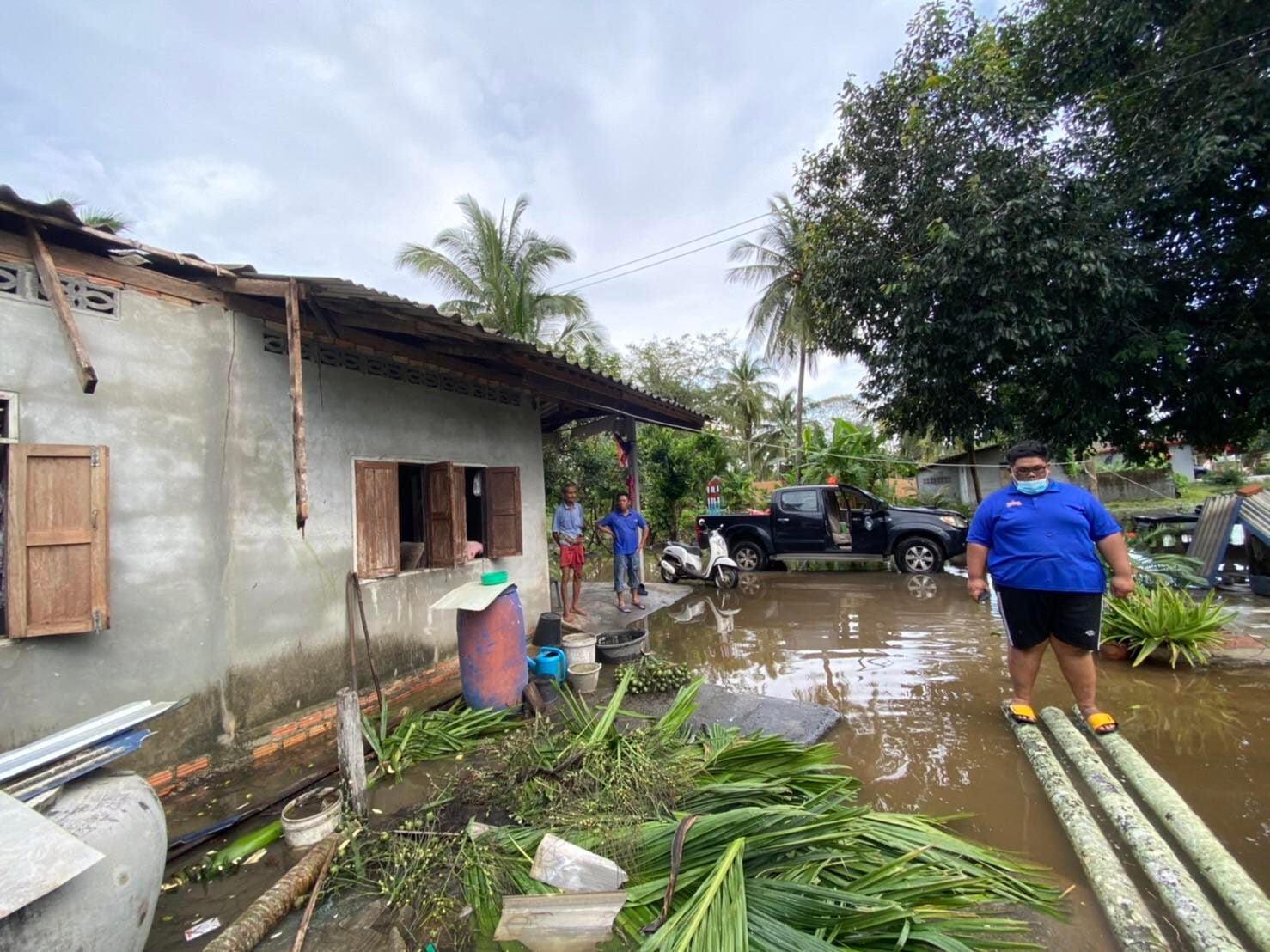 ฝนตกลมแรงพัดต้นมะพร้าวล้มทับบ้านเรือนประชาชน 2 ราย