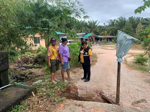 ดำเนินการถมหินคลุกซ่อมถนนทรุดตัวซึ่งเป็นบริเวณรอยต่อกับสะพาน และบริเวณขอบทางถนนที่น้ำกัดเซาะ