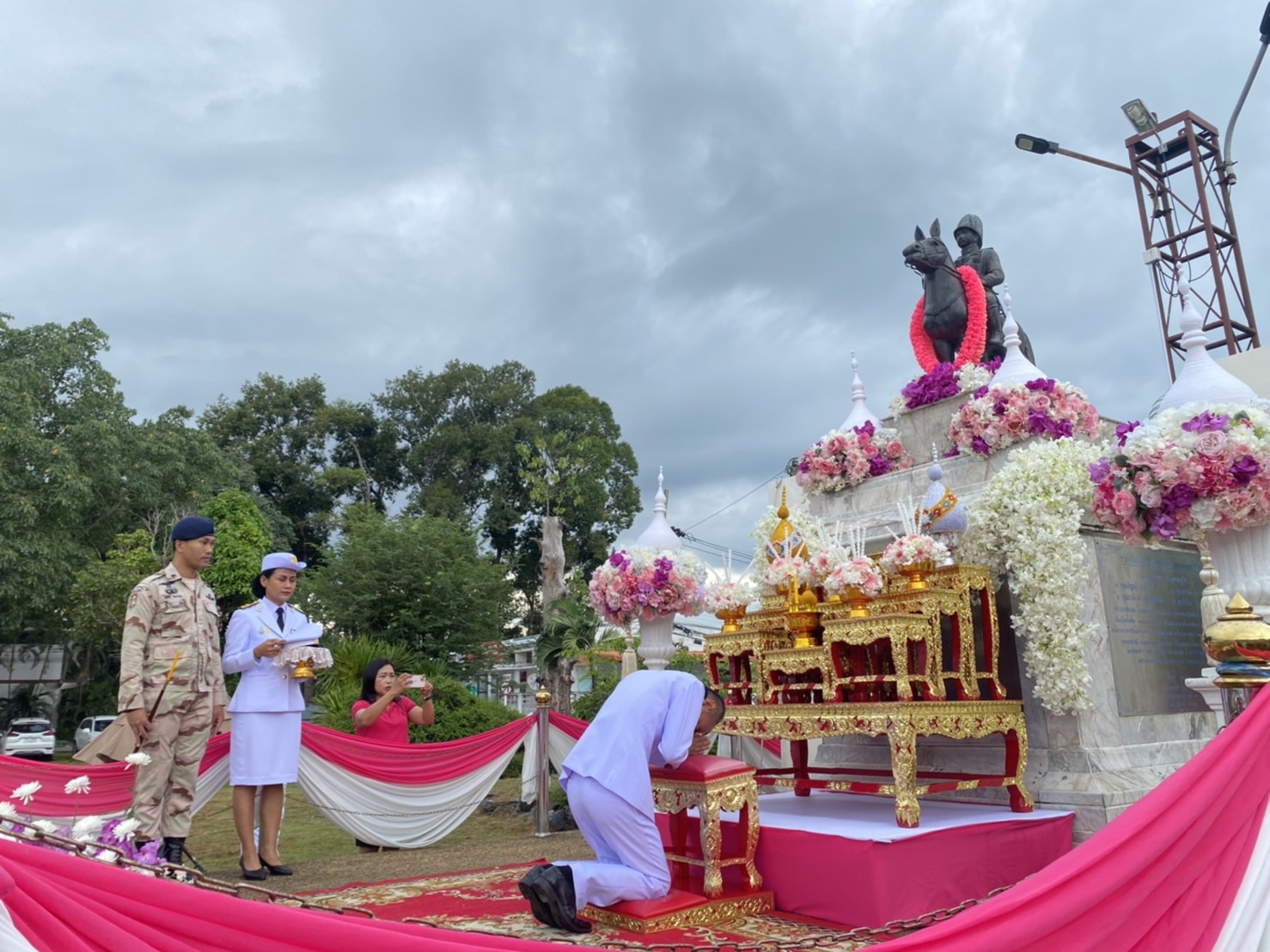 พิธีวางพวงมาลา กิจกรรมน้อมรำลึกเนื่องในวันคล้ายวันสวรรคต พระบาทสมเด็จพระจุลจอมเกล้าเจ้าอยู่หัว