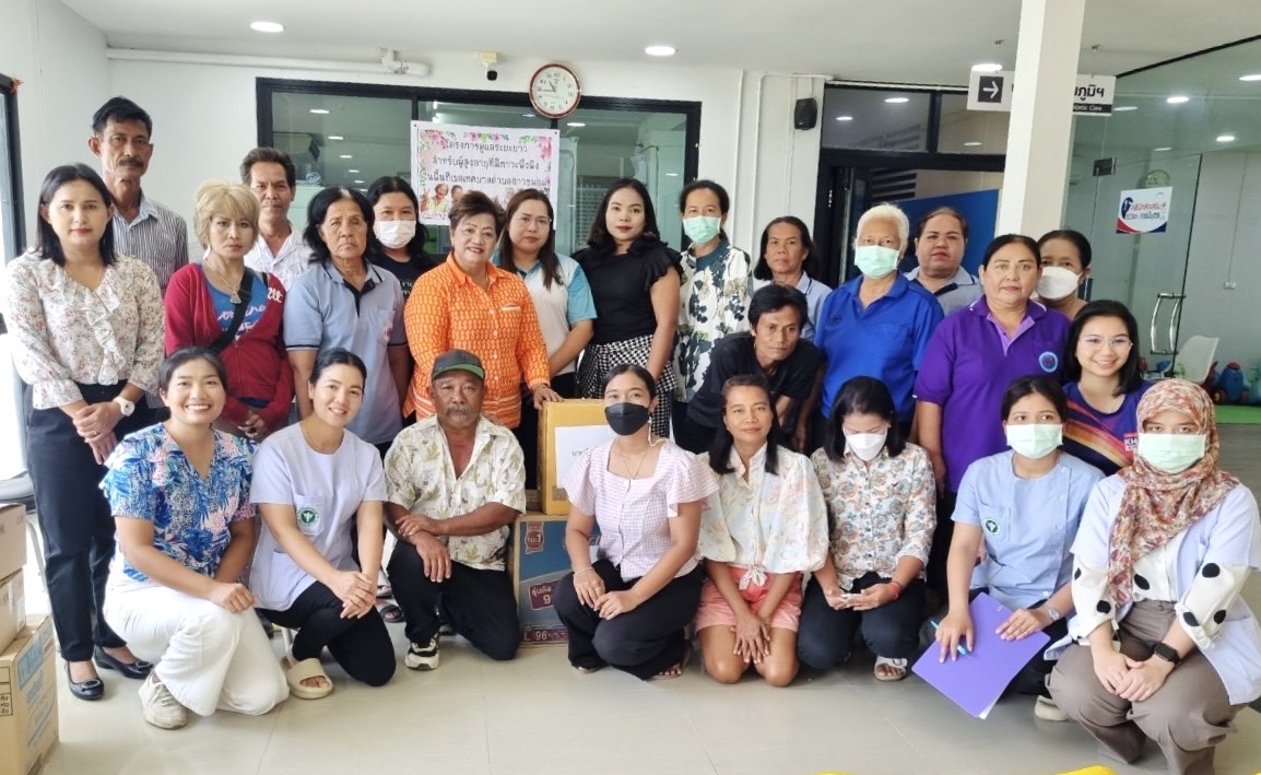 กิจกรรมมอบของโครงการจัดบริการสาธารณสุขสำหรับผู้สูงอายุที่มีภาวะพึ่งพิงและบุคคลอื่นในเขตเทศบาลตำบลอ่าวขนอม